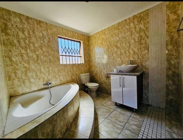 4 BEDROOM FREEHOLD TO LET IN MODEL PARK
